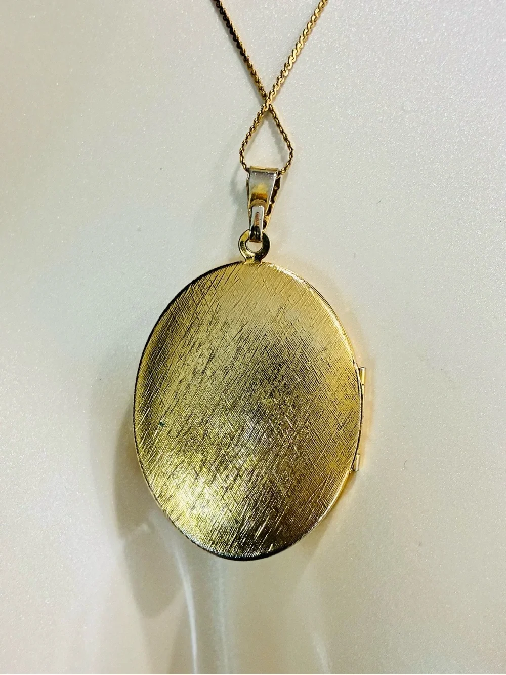 VTG Classic Gold Oval Engraved Photo Locket and Necklace Included